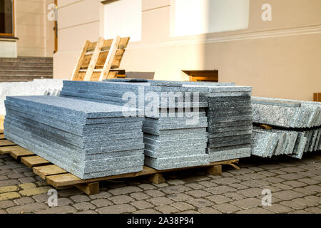 Stapel von Granit Marmor Platten. Stein Blätter für dekorative Bau. Stockfoto