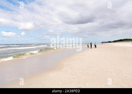 Touristen am Strand in Karwia (Polen) Stockfoto