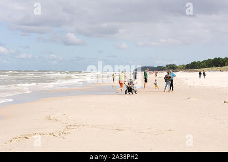 Touristen am Strand in Karwia (Polen) Stockfoto