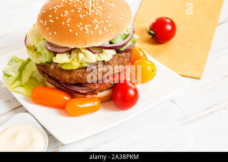 Fleisch Burger mit den Kirschtomaten auf weiße Platte Stockfoto