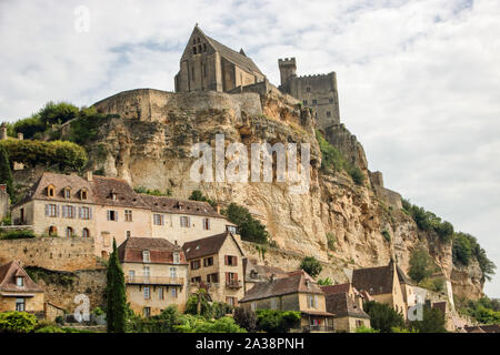 Das Dorf Beynac et cazenac mit seiner mittelalterlichen Burg auf dem Felsen im Fluss Dordogne widerspiegelt Stockfoto