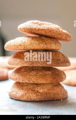 Snickerdoodles Cookies (oder Sugar Cookies) gestapelt auf einem Backblech. Vertikale erschossen. Stockfoto