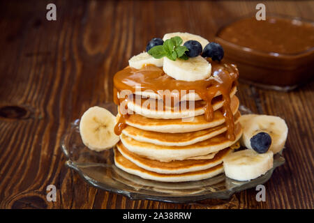 Pfannkuchen mit Karamellsauce und Banane Stockfoto