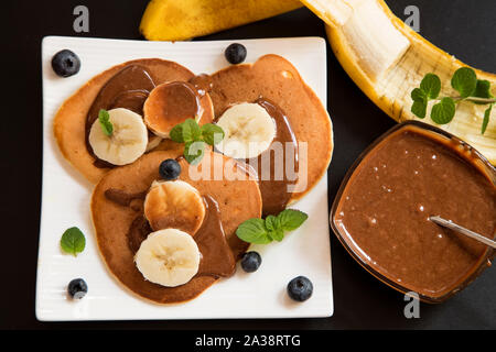 Pfannkuchen mit Karamellsauce und Banane Stockfoto