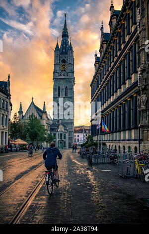 Ein Radfahrer wird zu den Mammelokker. Dieses Gebäude, das einst eine Stadt Gefängnis, historische Zentrum von Gent, Flandern, Belgien Stockfoto