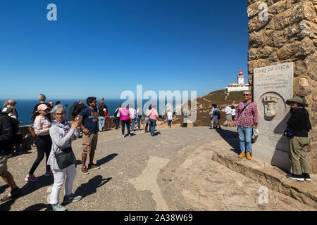 Eine Menge von Touristen am Denkmal der Bekanntgabe Cabo da Roca, dem westlichsten Punkt des kontinentalen Europa in Portugal. Stockfoto