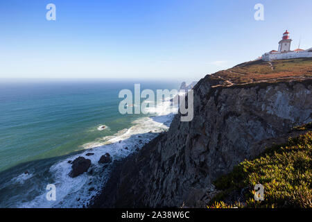 Einen herrlichen Blick auf den Atlantischen Ozean, Leuchtturm und zerklüftete Küste am Cabo da Roca, dem westlichsten Punkt des kontinentalen Europa, in Portugal. Stockfoto