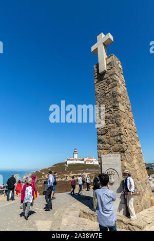 Eine Menge von Touristen am Denkmal der Bekanntgabe Cabo da Roca, dem westlichsten Punkt des kontinentalen Europa in Portugal. Stockfoto