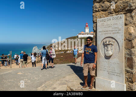 Eine Menge von Touristen am Denkmal der Bekanntgabe Cabo da Roca, dem westlichsten Punkt des kontinentalen Europa in Portugal. Stockfoto