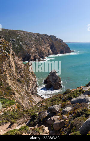 Einen herrlichen Blick auf den Atlantischen Ozean und die zerklüftete Küste am Cabo da Roca, dem westlichsten Punkt des kontinentalen Europa, in Portugal, an einem sonnigen Tag. Stockfoto