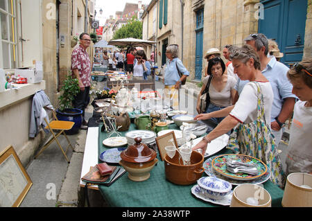 Vide Grenier oder Flohmarkt Excideuil in Frankreich Stockfoto