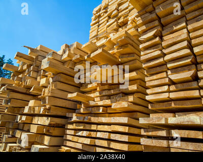 Holzbretter in einem Rack in einem offenen Gestapelt - Luft Lager Stockfoto