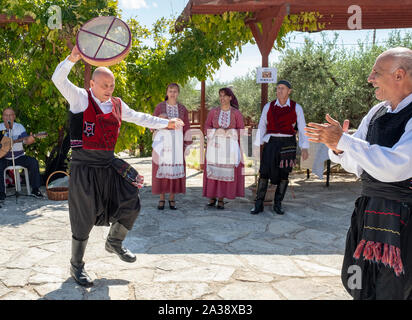 Zyprischen Tänzerinnen in traditionellen Kostümen am Oleastro Olive Festival, Anogyra, Zypern. Stockfoto