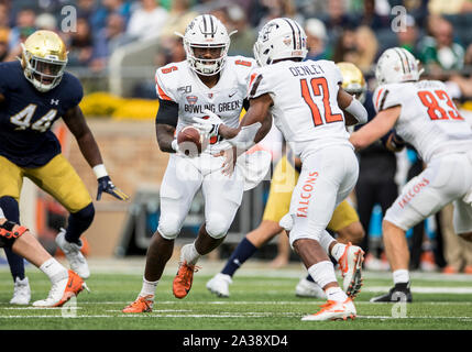 South Bend, Indiana, USA. 05 Okt, 2019. Bowling Green quarterback Darius Wade (6) Hände den Ball für den Bowling Green zurück laufen Bryson Denley (12) während der NCAA Football Spiel Action zwischen dem Bowling Green Falken und den Notre Dame Fighting Irish im Notre Dame Stadium in South Bend, Indiana. Notre Dame besiegte Bowling Green 52-0. Johann Mersits/CSM/Alamy leben Nachrichten Stockfoto