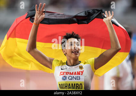 Doha, Katar. 06 Okt, 2019. Athletik, Weltmeisterschaft, Wm, Khalifa International Stadium: Weitsprung Frauen, Finale: Malaika Mihambo aus Deutschland feiert ihren Sieg mit einer deutschen Flagge. Der Favorit gewinnt den zweiten WM-Goldmedaille für Deutschland. Credit: Oliver Weiken/dpa/Alamy leben Nachrichten Stockfoto