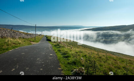 Die steile Steigung der Brootes Lane Hügel klettern in Littondale über Malham Dale mit Kalkstein Trockenmauern, Yorkshire Dales Nationalpark Stockfoto