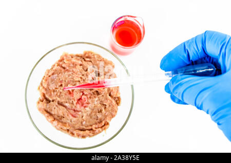 Fleisch auf einem weißen Hintergrund. Experimente, Chemie, künstlichen Herstellung Stockfoto