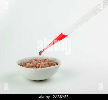 Fleisch auf einem weißen Hintergrund. Experimente, Chemie, künstlichen Herstellung Stockfoto