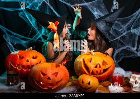 Mutter und ihrer Tochter in Hexe Kostüme Spaß zu Hause haben. Glückliche Familie Vorbereitungen für Halloween. Stockfoto