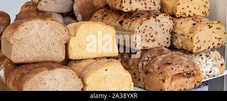 Artisan Brot aus Maismehl mit Rosinen und Roggenmehl mit Rosinen. Spanien Stockfoto