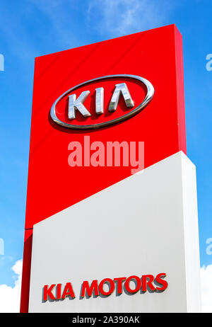 In Weliki Nowgorod, Russland - 23. August 2019: KIA Motors dealership Logo. Kia Motors ist Südkorea Automobilhersteller Stockfoto