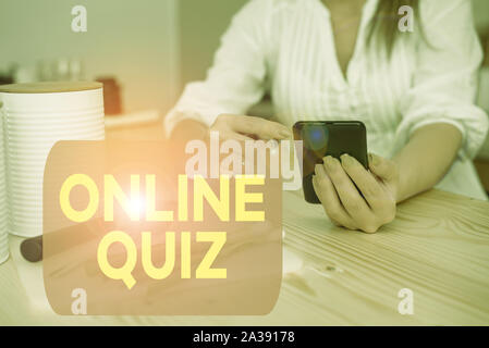 Schreiben Hinweis Übersicht Online Quiz. Business Konzept für Spiel oder ein Sport, der im Internet Frau mit Smartphone und technologica veröffentlicht werden. Stockfoto