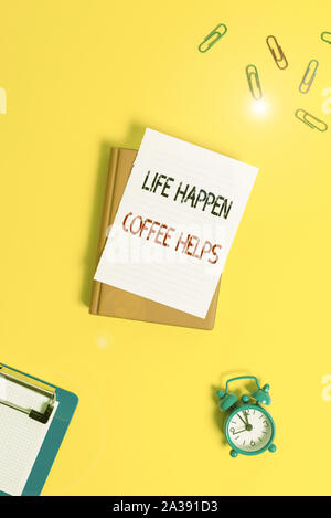 Schreiben Hinweis zeigen das Leben geschehen Kaffee hilft. Business Konzept für ein heißes Getränk bei Problemen Probleme Büroklammern mit leeren Papiere für t Stockfoto