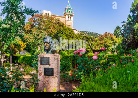 Valldemossa Mallorca Spanien Juli 2015 Statue von Frederic Chopin polnische Komponist und virtuoser Pianist der Romantik Garten und Haus im Hintergrund Stockfoto