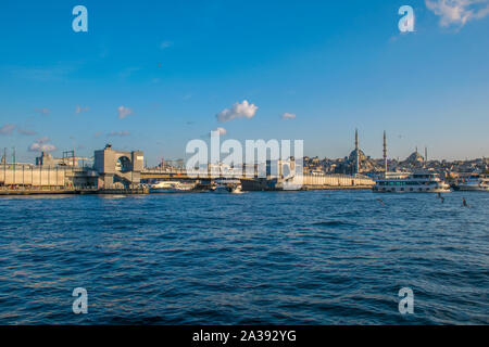 ISTANBUL, Türkei, 11. SEPTEMBER 2019: Neue Moschee mit auf den Bosporus Galata Brücke in Istanbul, Türkei Stockfoto