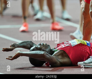 Doha, Katar. 6. Okt, 2019. Timothy Cheruiyot aus Kenia gewinnen in der 1500 Meter für Männer während des 17. IAAF Leichtathletik WM in der Khalifa Stadion in Doha, Katar. Ulrik Pedersen/CSM/Alamy leben Nachrichten Stockfoto