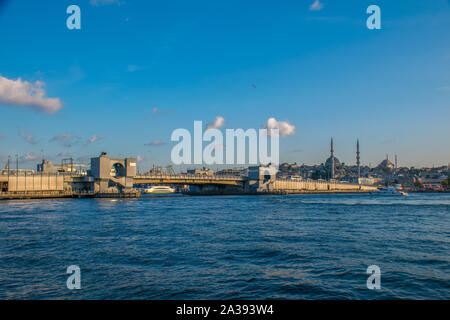 ISTANBUL, Türkei, 11. SEPTEMBER 2019: Neue Moschee mit auf den Bosporus Galata Brücke in Istanbul, Türkei Stockfoto