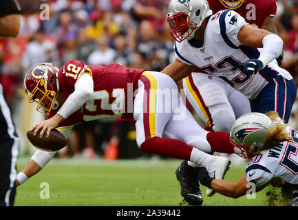 Landover, United States. 06 Okt, 2019. "Washington Redskins Quarterback Colt McCoy (12) ist sacked durch die New England Patriots in der ersten Jahreshälfte ein NFL Spiel bei FedEx Field in Landover, Maryland, Sonntag, 6. Oktober 2019. Foto von David Tulis/UPI Quelle: UPI/Alamy leben Nachrichten Stockfoto