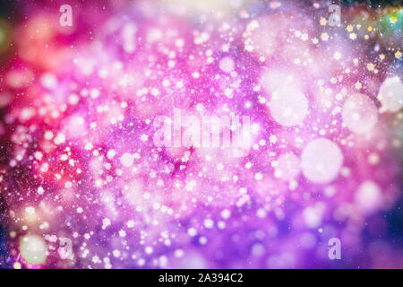 Abstrakte glitzer Lichter und Sterne. Festliche blau und weiß glitzernden vintage Hintergrund. Verschwommen bokeh christmas background mit Schneeflocken Stockfoto