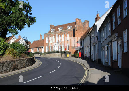 Blick auf Watling Street, Thaxted, Essex, der eine Vielzahl von Architektur einschließlich verputzt und Holz gerahmt Cottages. Stockfoto