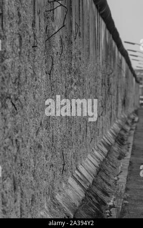 Ein schwarz-weiß Bild von einem Abschnitt der Berliner Mauer, Teil der Topographie des Terrors Museum Complex. Stockfoto