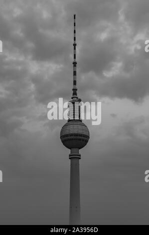 Ein schwarz-weißes Bild der Berliner Fernsehturm, in Berlin. Stockfoto
