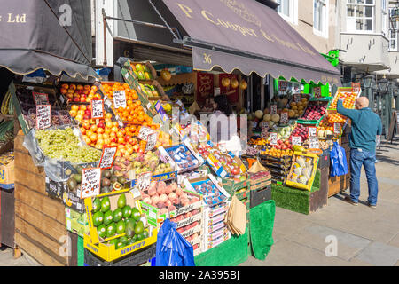 Obst & Gemüse Anzeige Außen- und Gemüsehändler shop, King Street, Twickenham, Bezirk Richmond upon Thames, London, England, Vereinigtes Königreich Stockfoto