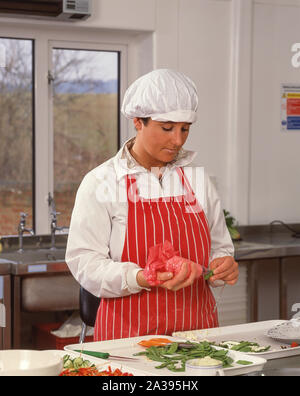 Studentin im Catering und Kochkurse, Guildford, Surrey, England, Vereinigtes Königreich Stockfoto