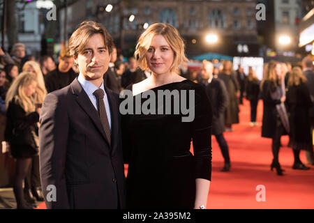 Noah Baumbach und Greta Gerwig ankommen für die Ehe Geschichte Premiere, als Teil des BFI London Film Festival, im Odeon Leicester Square in London. Stockfoto