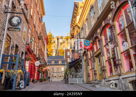 Quebec City, Kanada - 5. Oktober 2019: Rue Sous le Fort und Quebec Standseilbahn im Hintergrund. Stockfoto