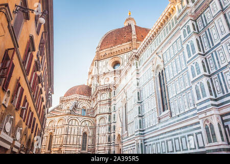 Berühmte Kuppel von Michelangelo auf die Kathedrale von Santa Maria del Fioreon Dom von Florenz im Licht der frühen Morgensonne Stockfoto