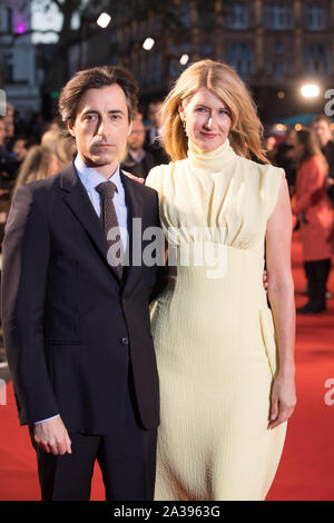 Noah Baumbach und Laura Dern ankommen für die Ehe Geschichte Premiere, als Teil des BFI London Film Festival, im Odeon Leicester Square in London. Stockfoto