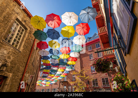 Quebec City, Kanada - 5. Oktober 2019: Umbrella Gasse in Rue du Cul De Sac Stockfoto