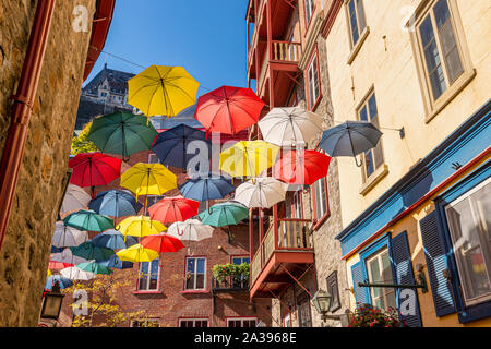 Quebec City, Kanada - 5. Oktober 2019: Umbrella Gasse in Rue du Cul De Sac Stockfoto