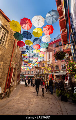 Quebec City, Kanada - 5. Oktober 2019: Umbrella Gasse in Rue du Cul De Sac Stockfoto