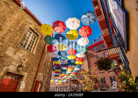 Quebec City, Kanada - 5. Oktober 2019: Umbrella Gasse in Rue du Cul De Sac Stockfoto