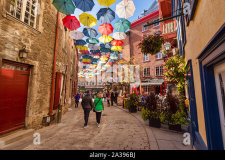 Quebec City, Kanada - 5. Oktober 2019: Umbrella Gasse in Rue du Cul De Sac Stockfoto