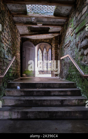 Blick auf die Kathedrale von Lincoln und minster Hof von der Passage Weg zum mittelalterlichen Bishops Palace Stockfoto