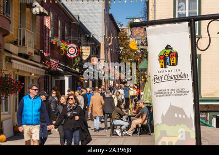 Quebec City, Kanada - 5. Oktober 2019: Petit Champlain Straße mit Touristen in der Altstadt von Quebec überfüllt. Stockfoto