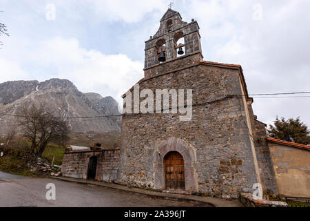 Parroquia de San Juan Bautista de Caldas de Luna, Caldas de Luna, kleinen ländlichen Dorf durch Schnee Berge in der Provinz Leon, Spanien umgeben Stockfoto